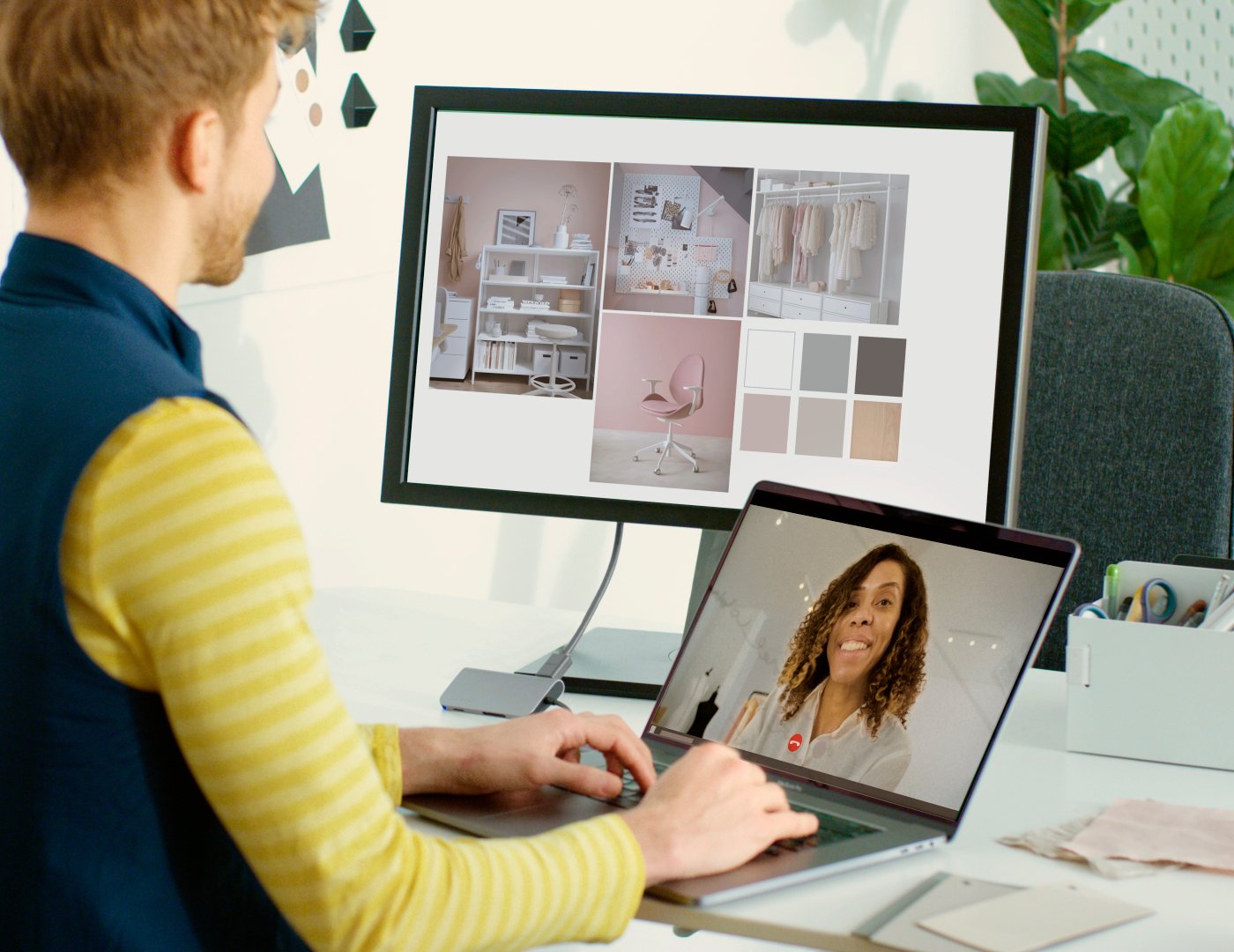 Collaborateur IKEA en visioconférence avec une cliente pour un rendez-vous à distance
