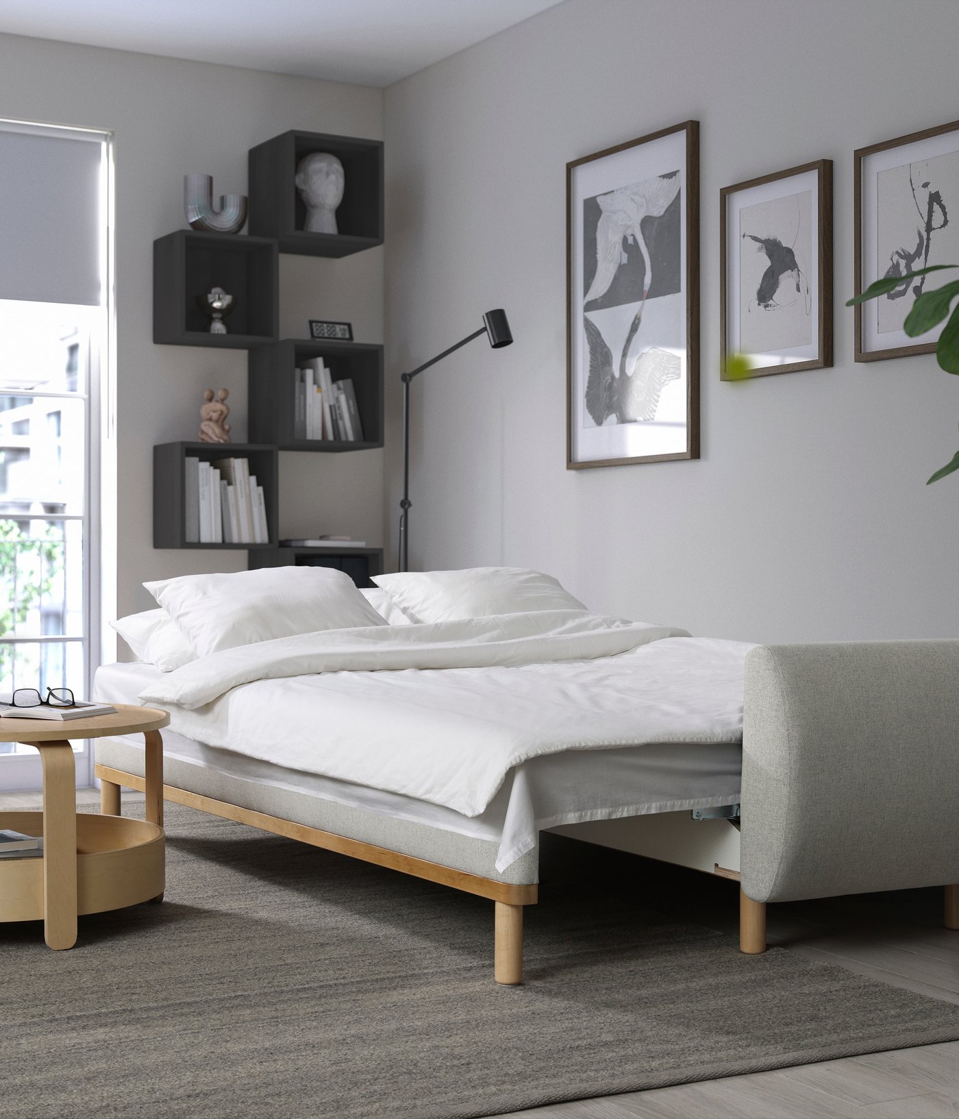 En beige GUNNARP-bäddsoffa i ett vardagsrum med grå matta.