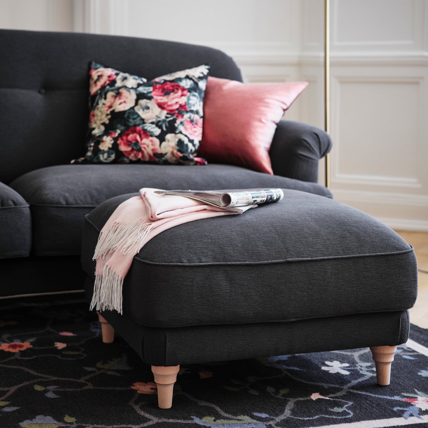 Un canapé NOIR ESSEBODA