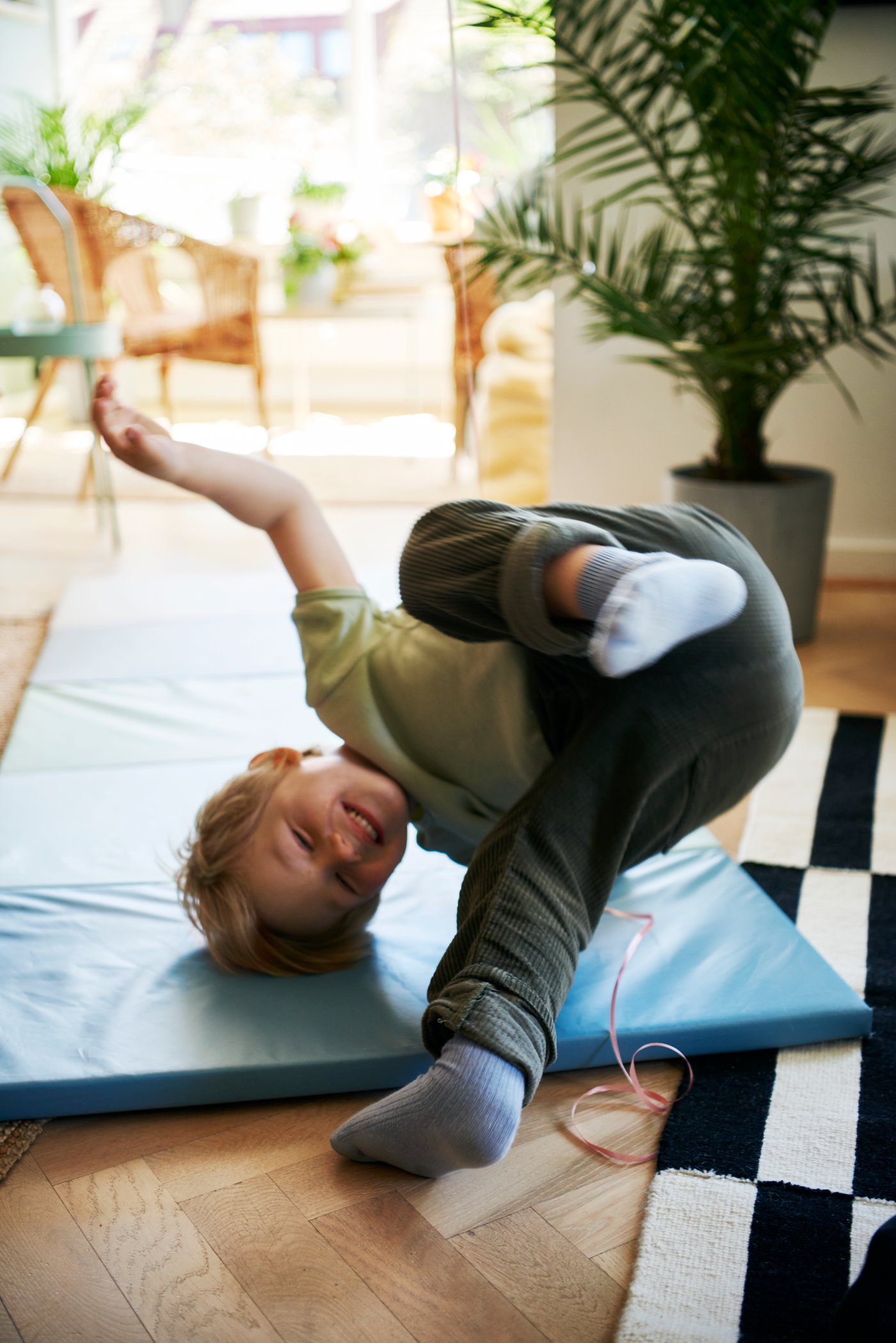 Jongen speelt op een speelmat