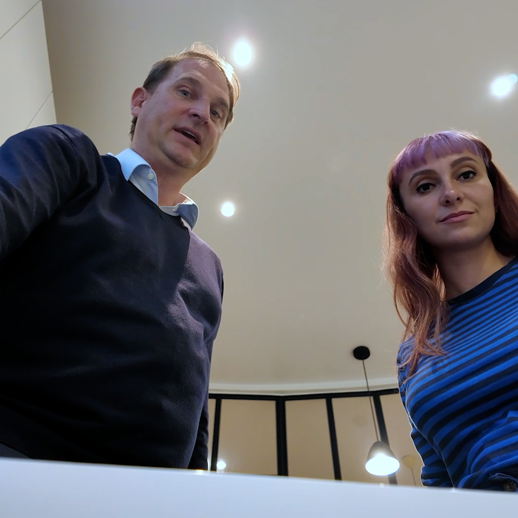 Homme et collaboratrice IKEA côté à côte regardant vers le bas