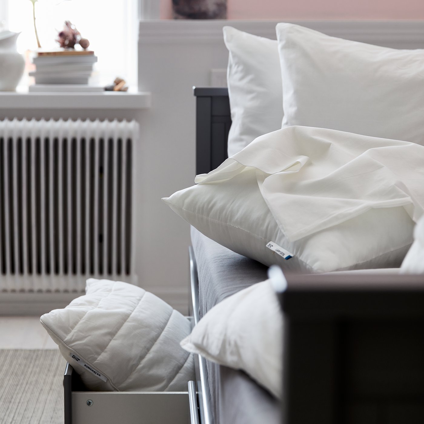 Una serie di cuscini, trapunte e piumini sparsi sul letto