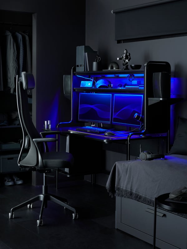 A black FREDDE gaming desk in the bedroom