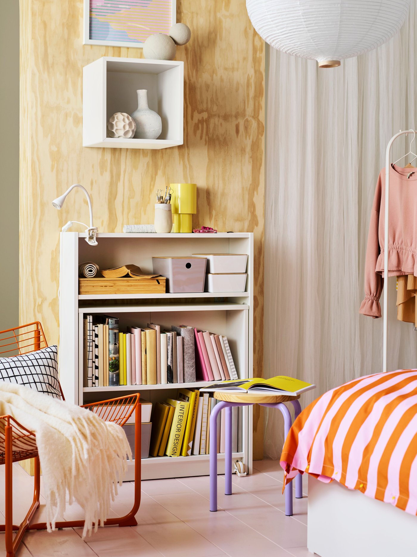 A white NÄVLINGE LED clamp spotlight in the bedroom