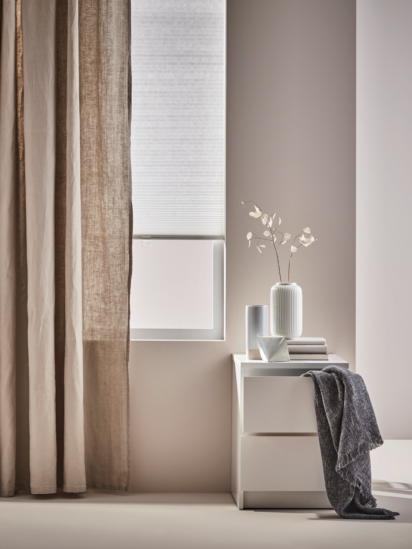 Una tenda cellulare bianca HOPPVALS nella camera da letto