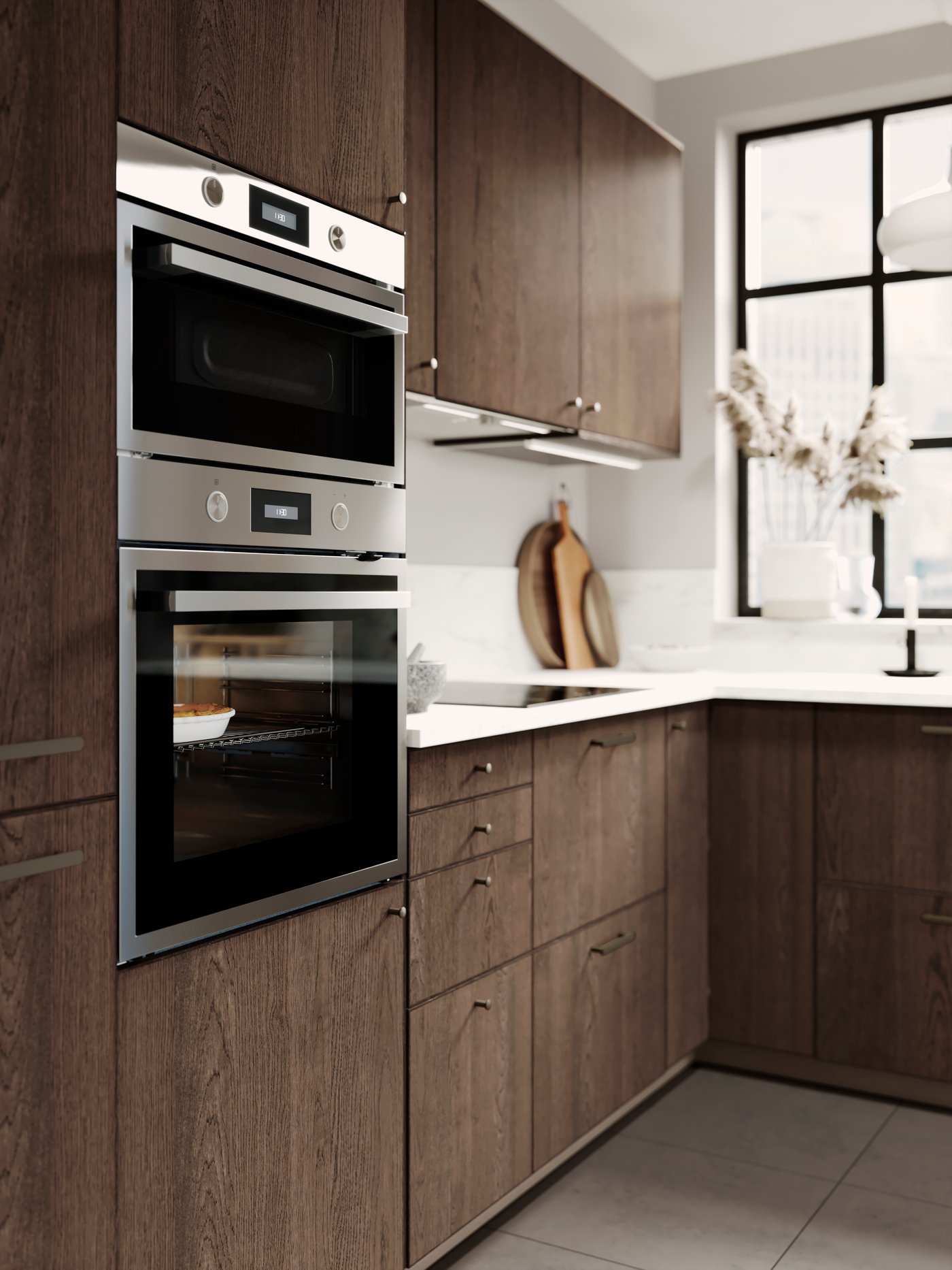 Ett brunt träkök med silvrig ugn och mikrovågsugn.