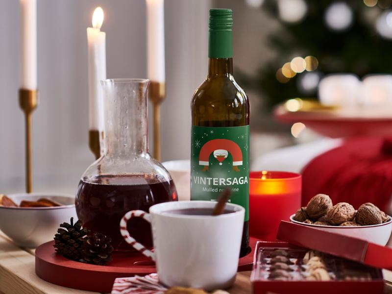 Un primo piano di una brocca piena della bevanda alla frutta speziata VINTERSAGA