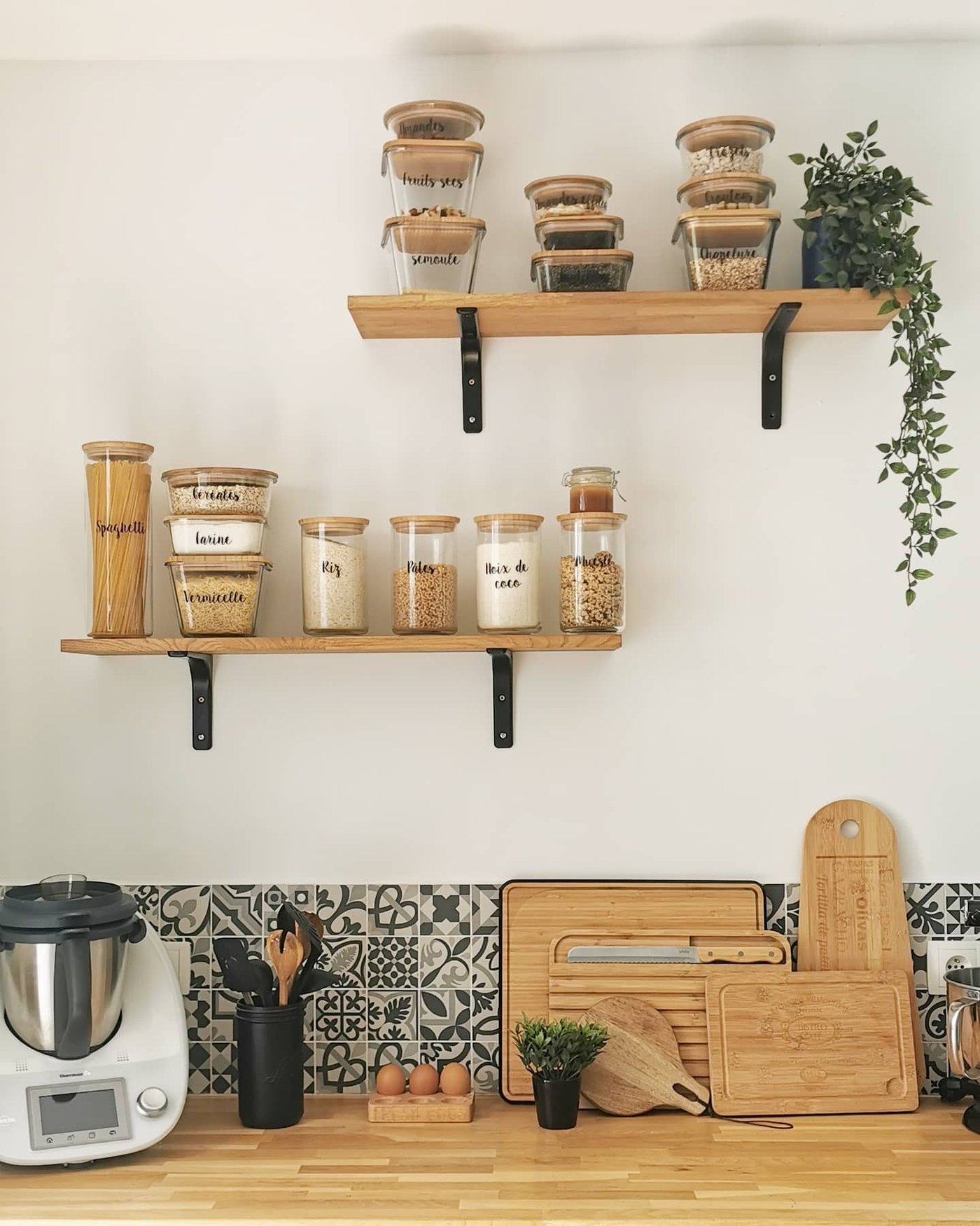 Un recipiente redondo de vidrio/bambú para alimentos IKEA 365+ con tapa en la cocina