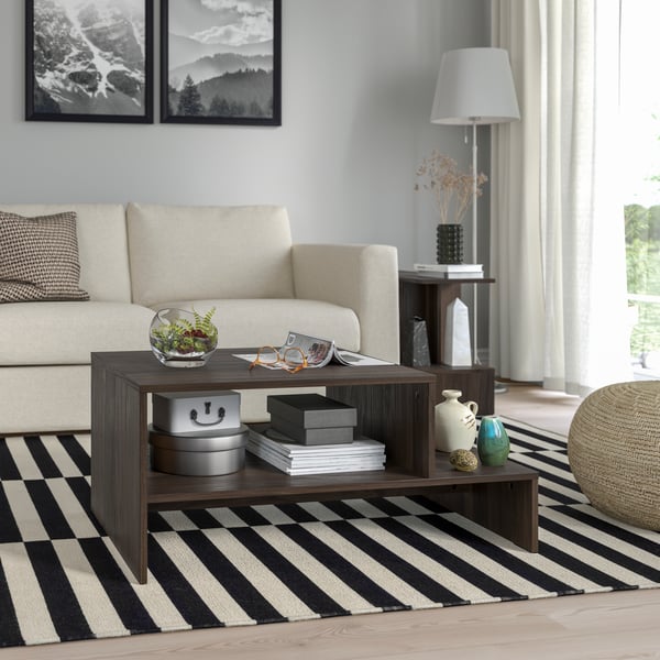 Ett HOLMERUD soffbord framför beige soffa. 