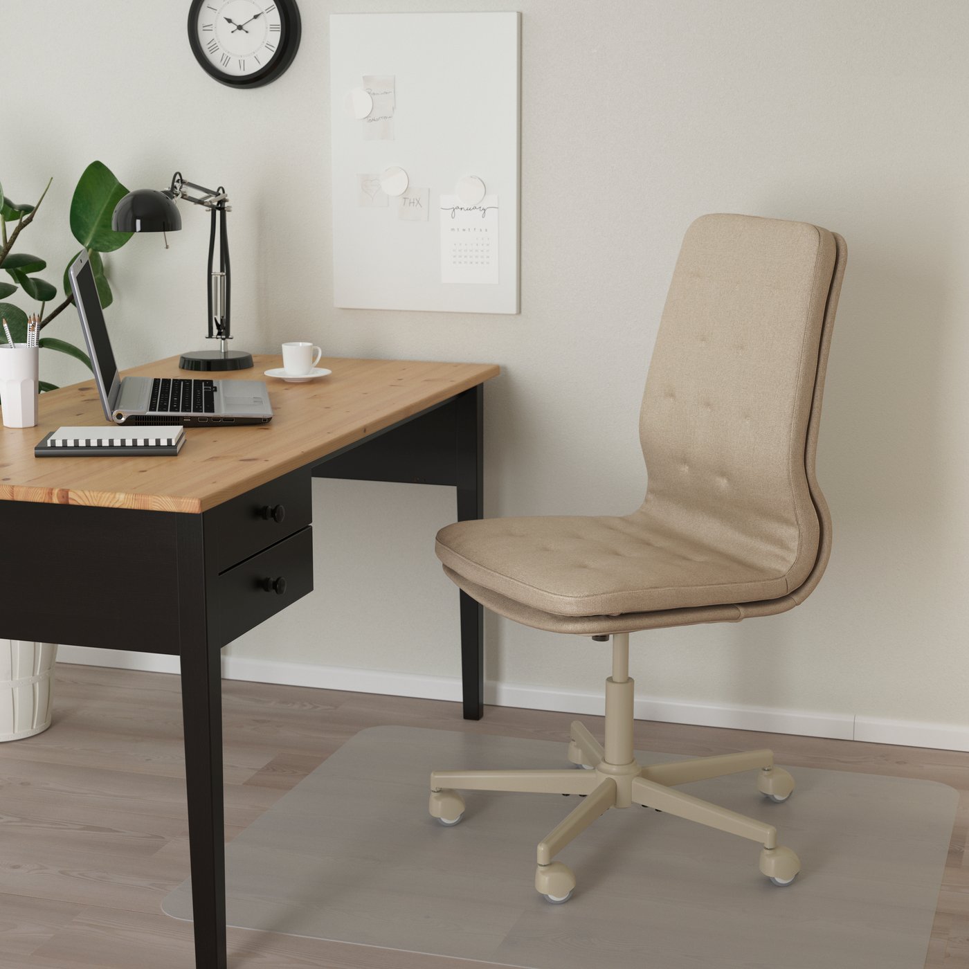 Una sedia da conferenza MULLFJÄLLET beige Naggen con rotelle