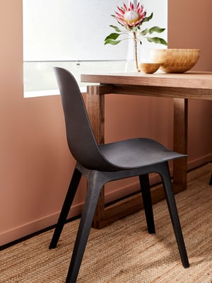Antracitna ODGER stolica u trpezarijskom prostorija