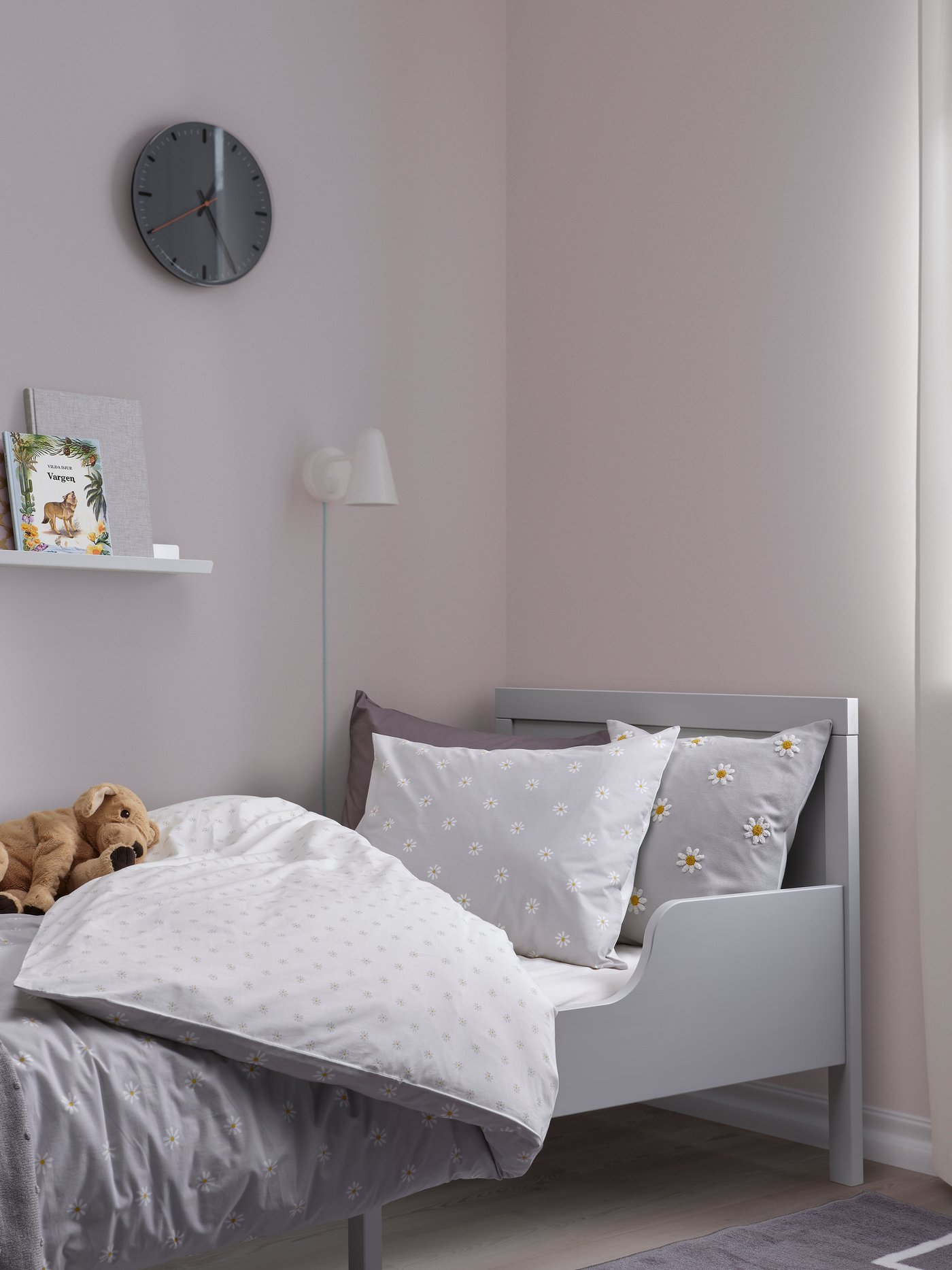 A floral pattern grey/white NATTSLÄNDA duvet cover and pillowcase in the childrens room