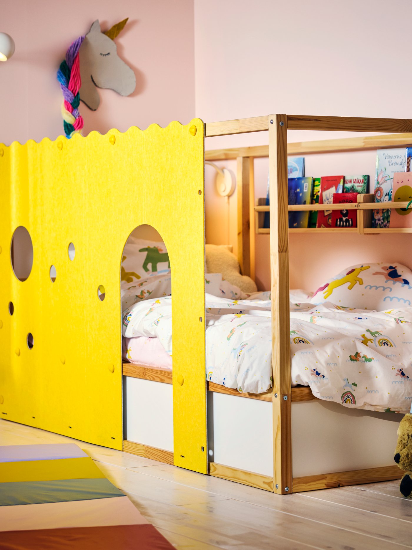 A DRÖMMARE mirror in the childrens room