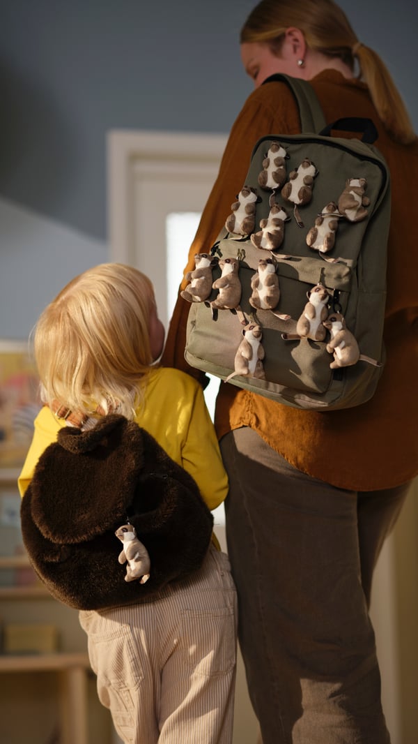 A meerkat/mini beige SANDLÖPARE soft toy