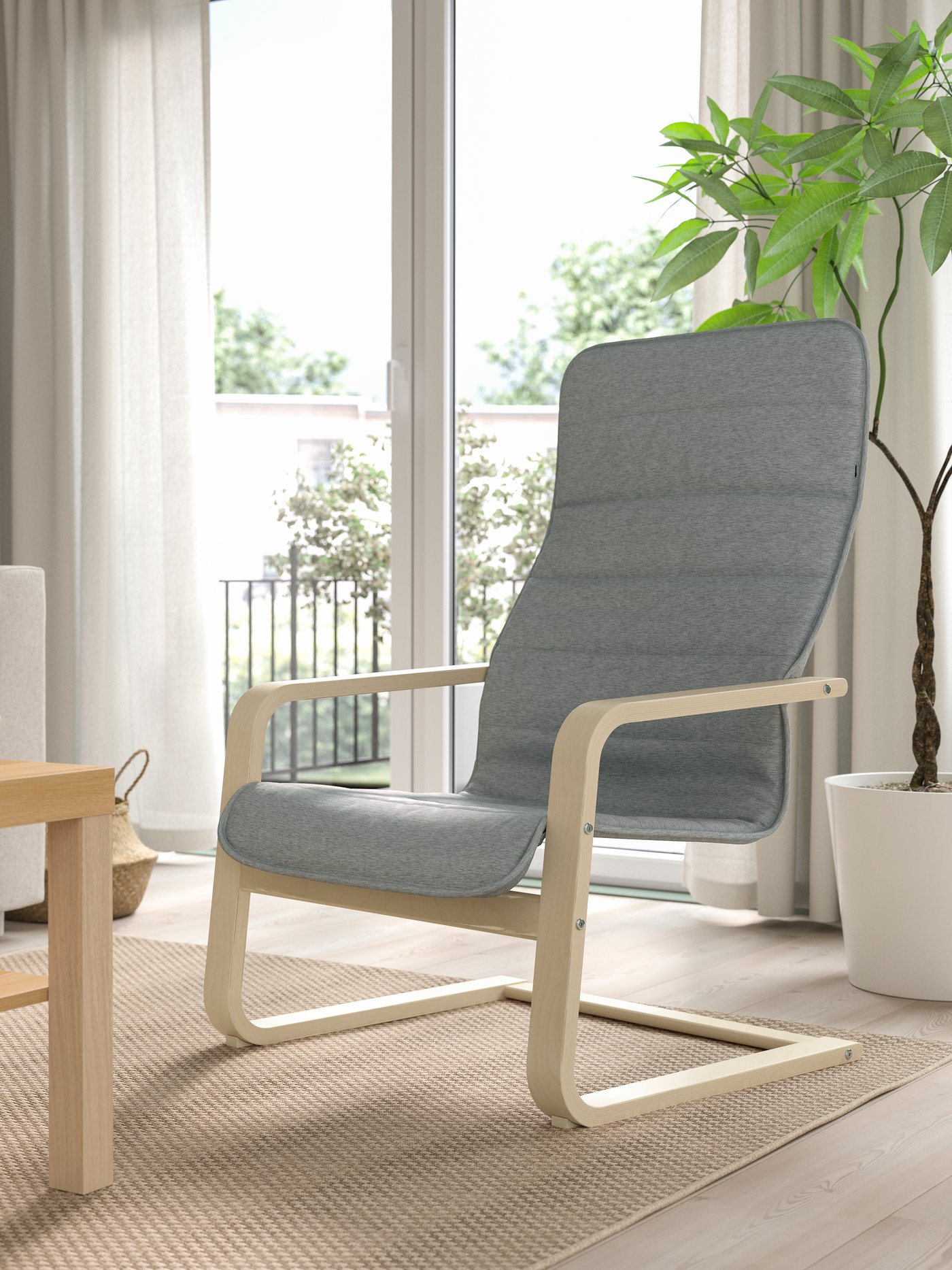 Poltrona ÅRSUNDA numa sala ao pé de uma janela