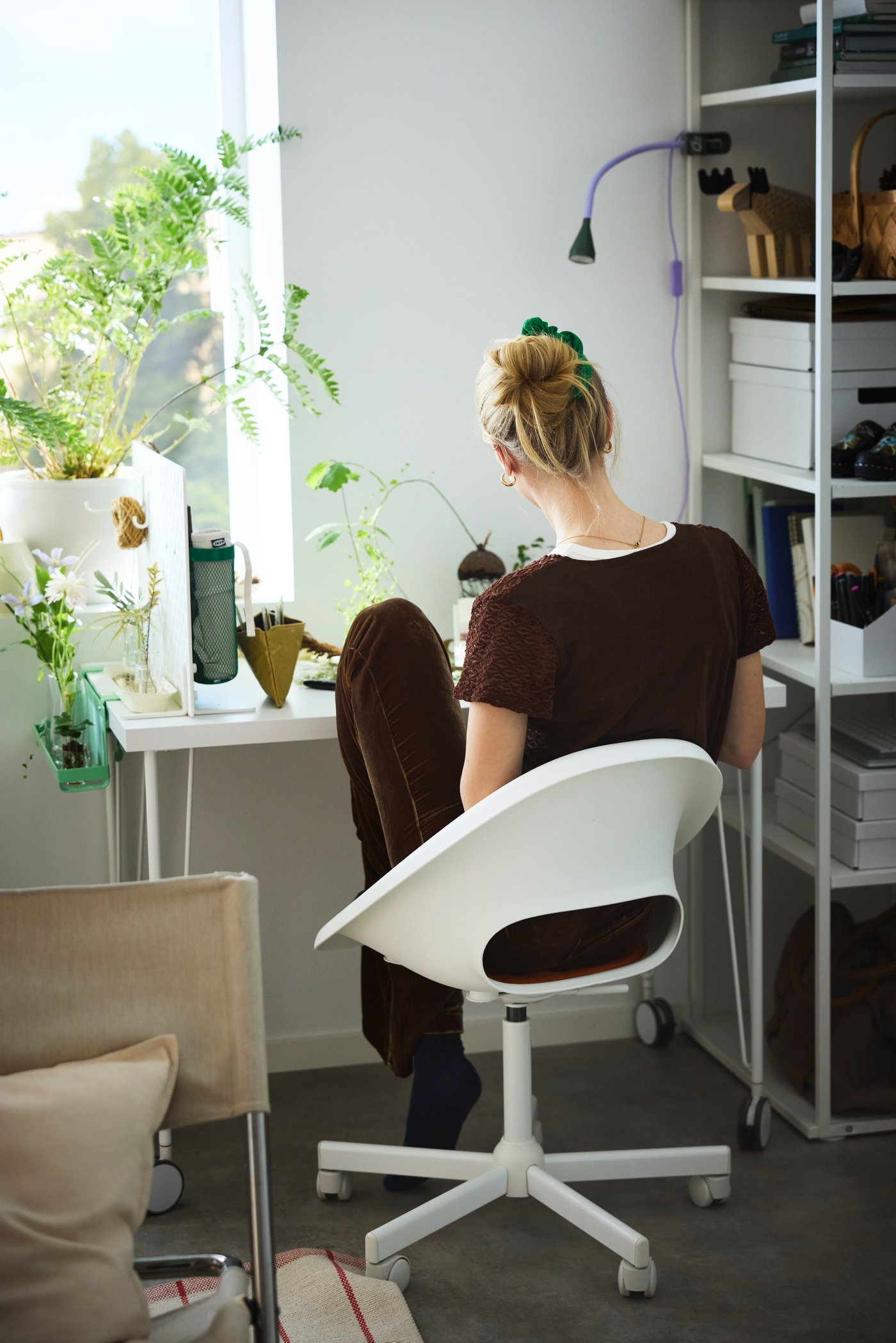A white SKÅDIS freestanding peg board in the home office