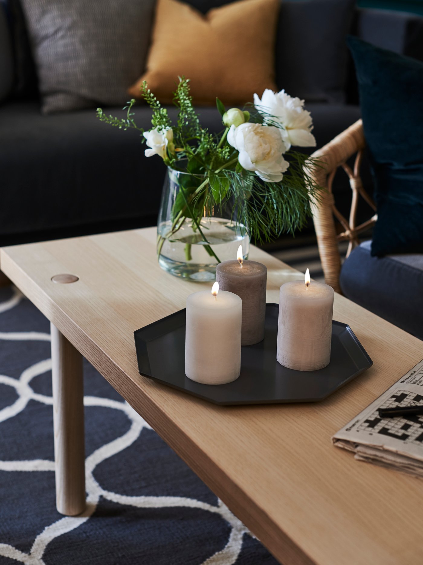A clear glass BERÄKNA vase in the living room