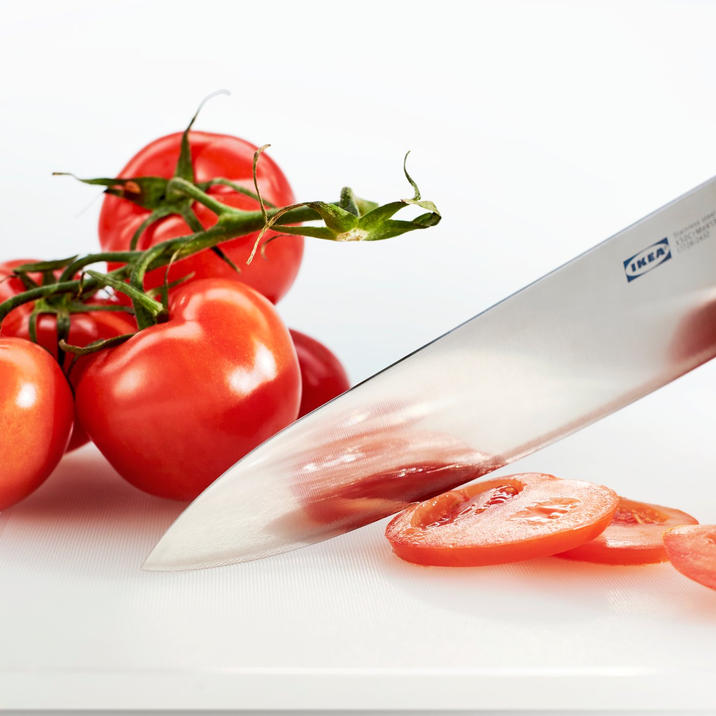 En VARDAGEN kokkekniv i rustfritt stål/valnøtt.