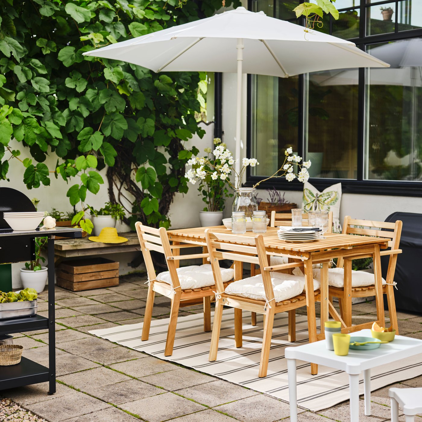 ASKHOLMEN bord och fyra karmstolar.