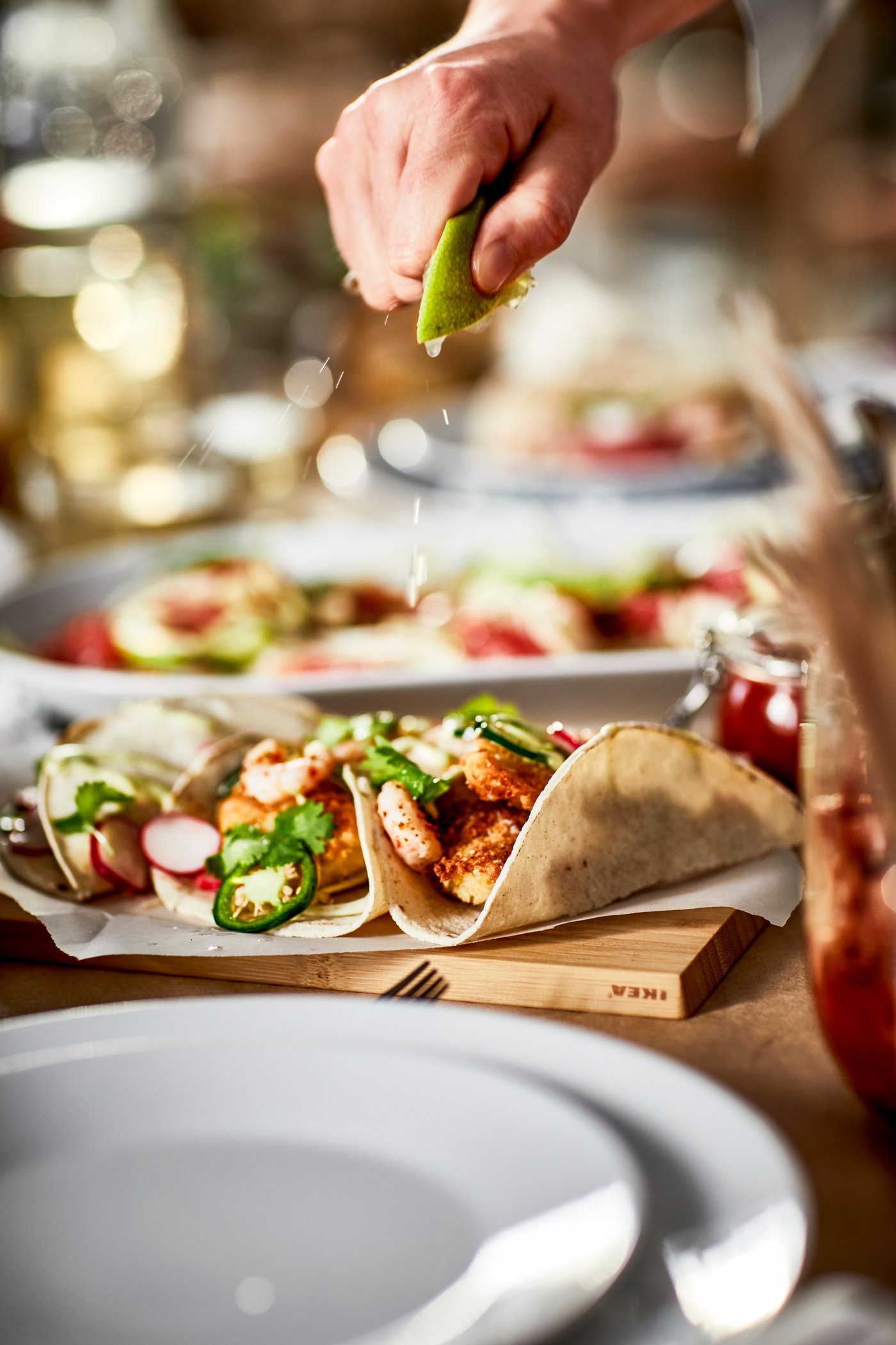A bamboo APTITLIG cutting board