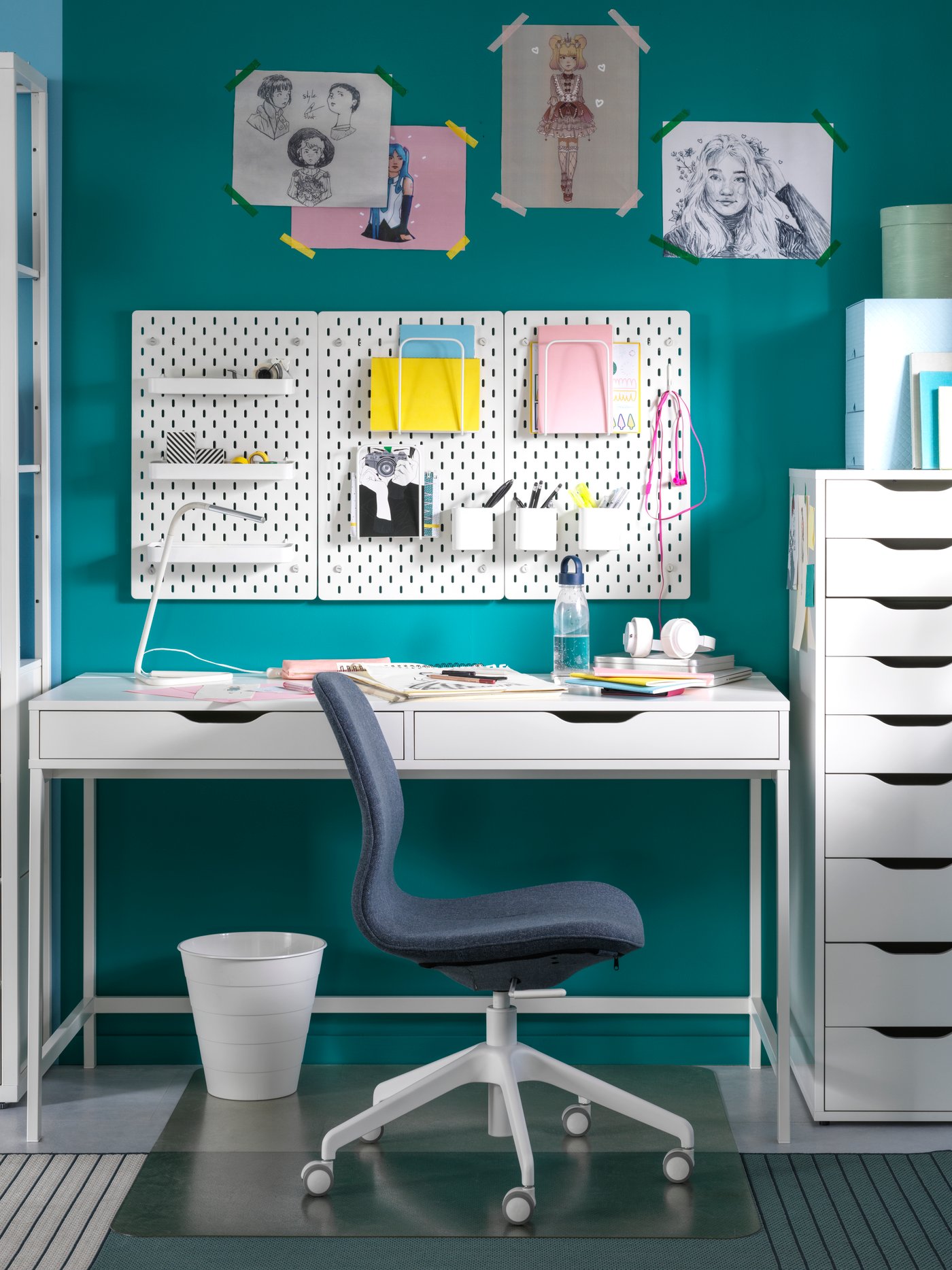 Modern-look ALEX desks