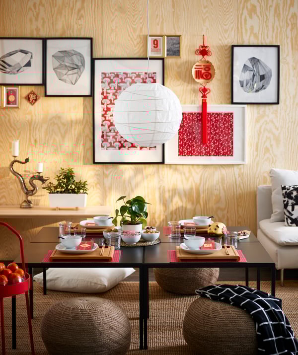 A white RIBBA frame in the dining room