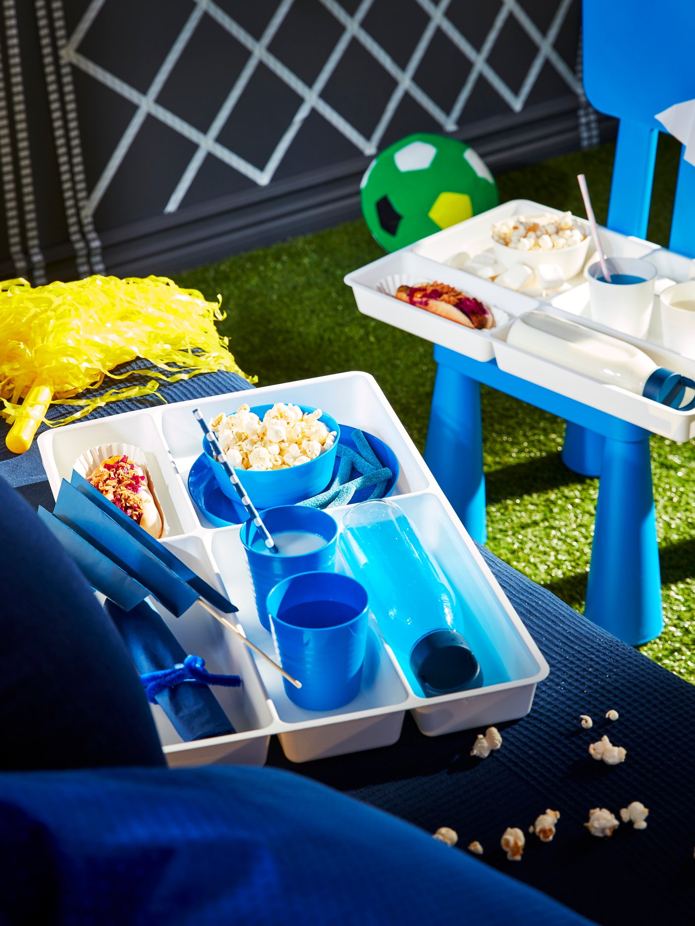 Scatole portaposate che fungono da organizzatori di cibo su misura per i tifosi di calcio, con scomparti per bevande, snack e stelle filanti.