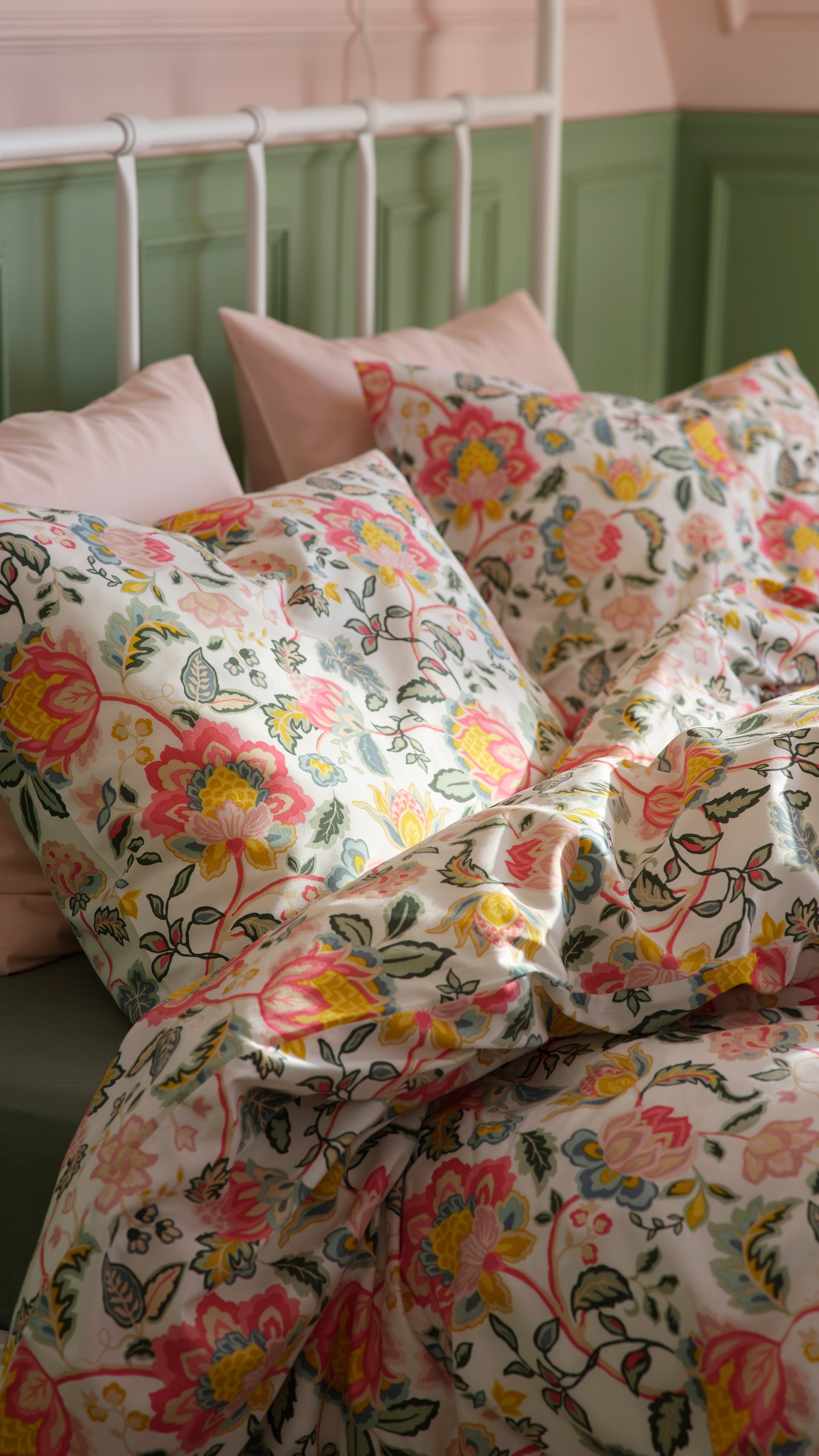 A multicolour/floral pattern DAGGSALVIA duvet cover and pillowcase in the bedroom