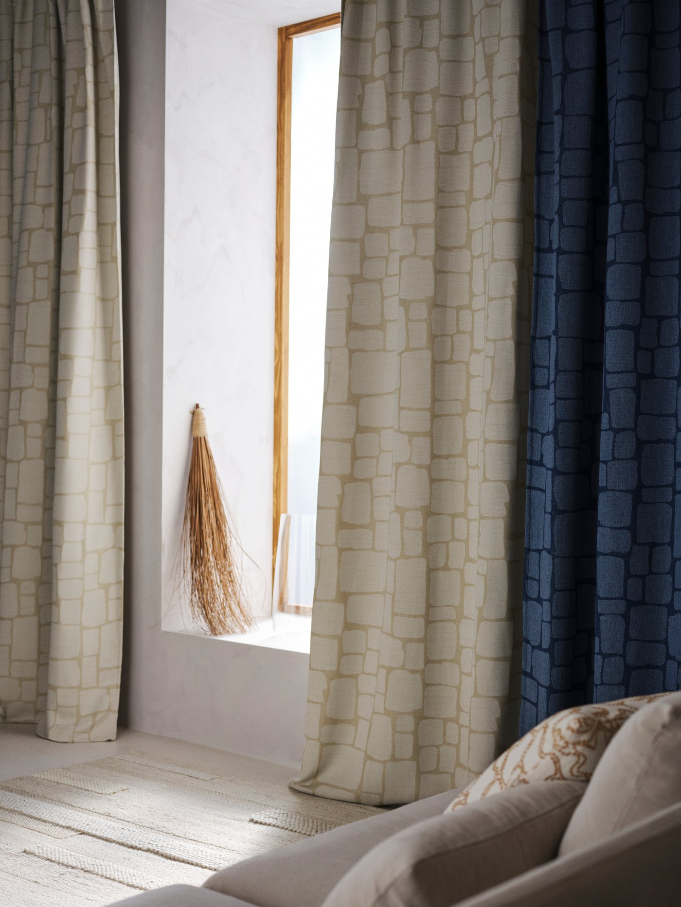 Een beige en blauw LÖNNSTÄVMAL verduisterend gordijn.