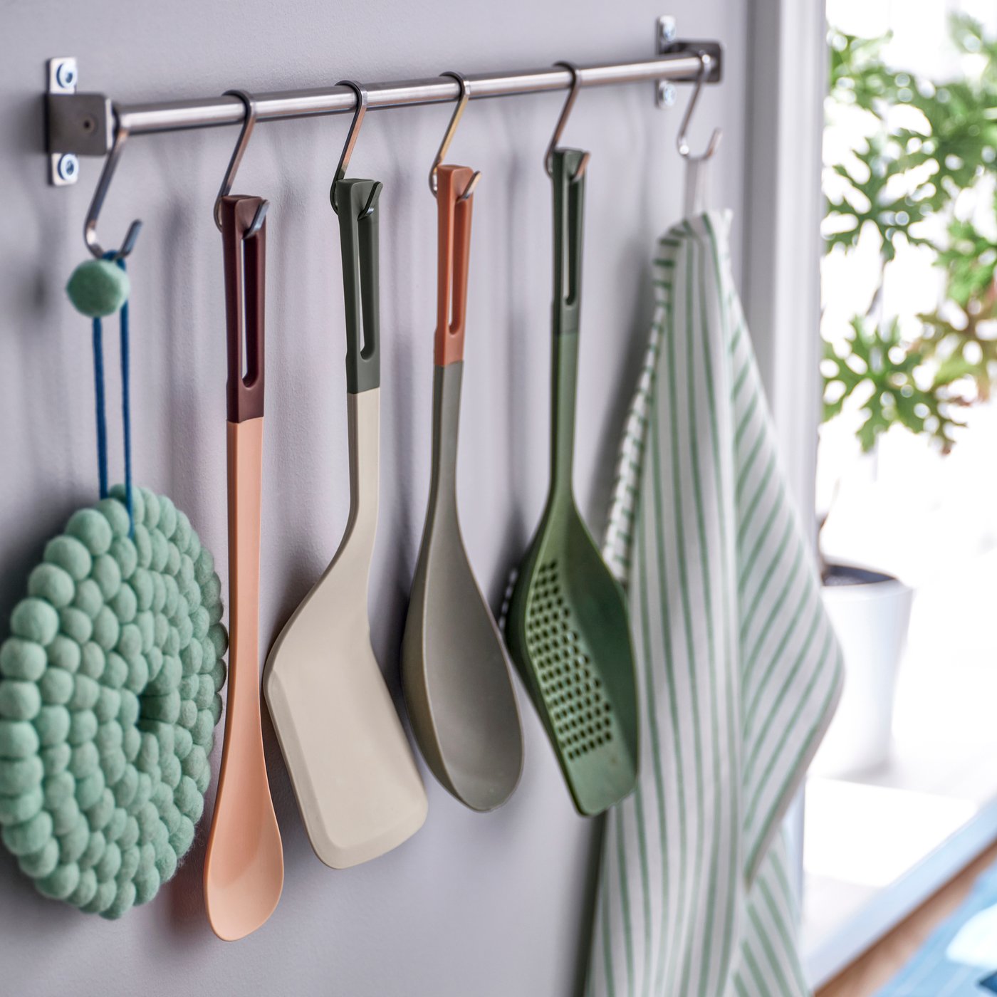 A dark grey-brown/red-brown KNORRHANE deep spoon for cooking