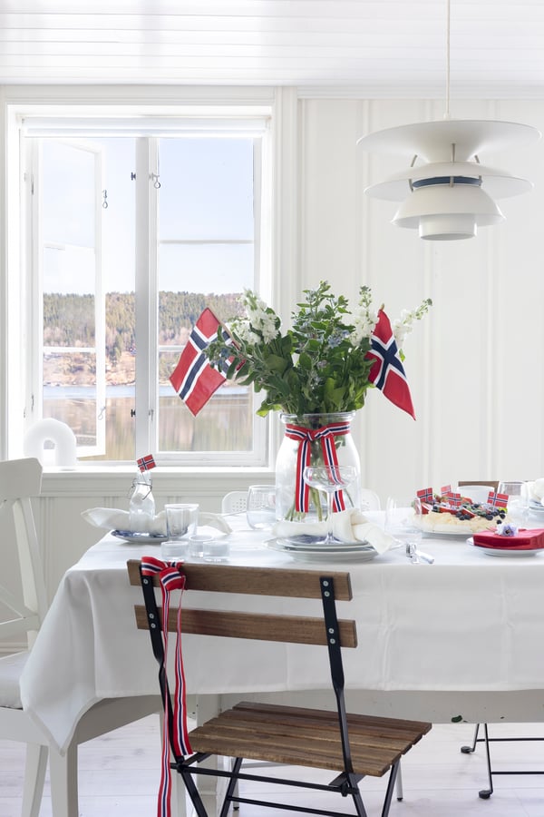 nytt noen fine flaggbånd rundt vasen her og på en stol der, og vipps er feststemningen satt.