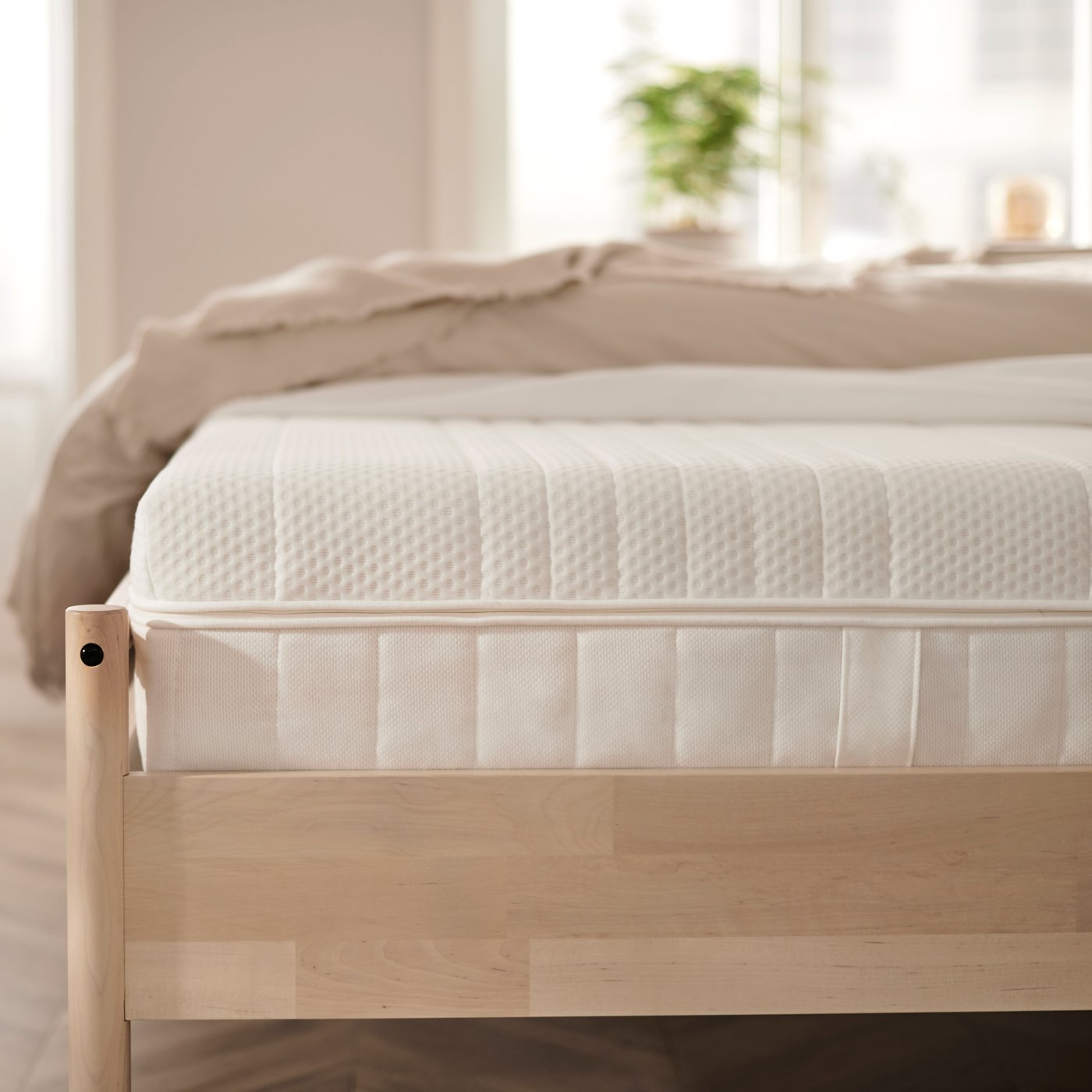 Un matelas hybride ÅNNELAND ferme/blanc