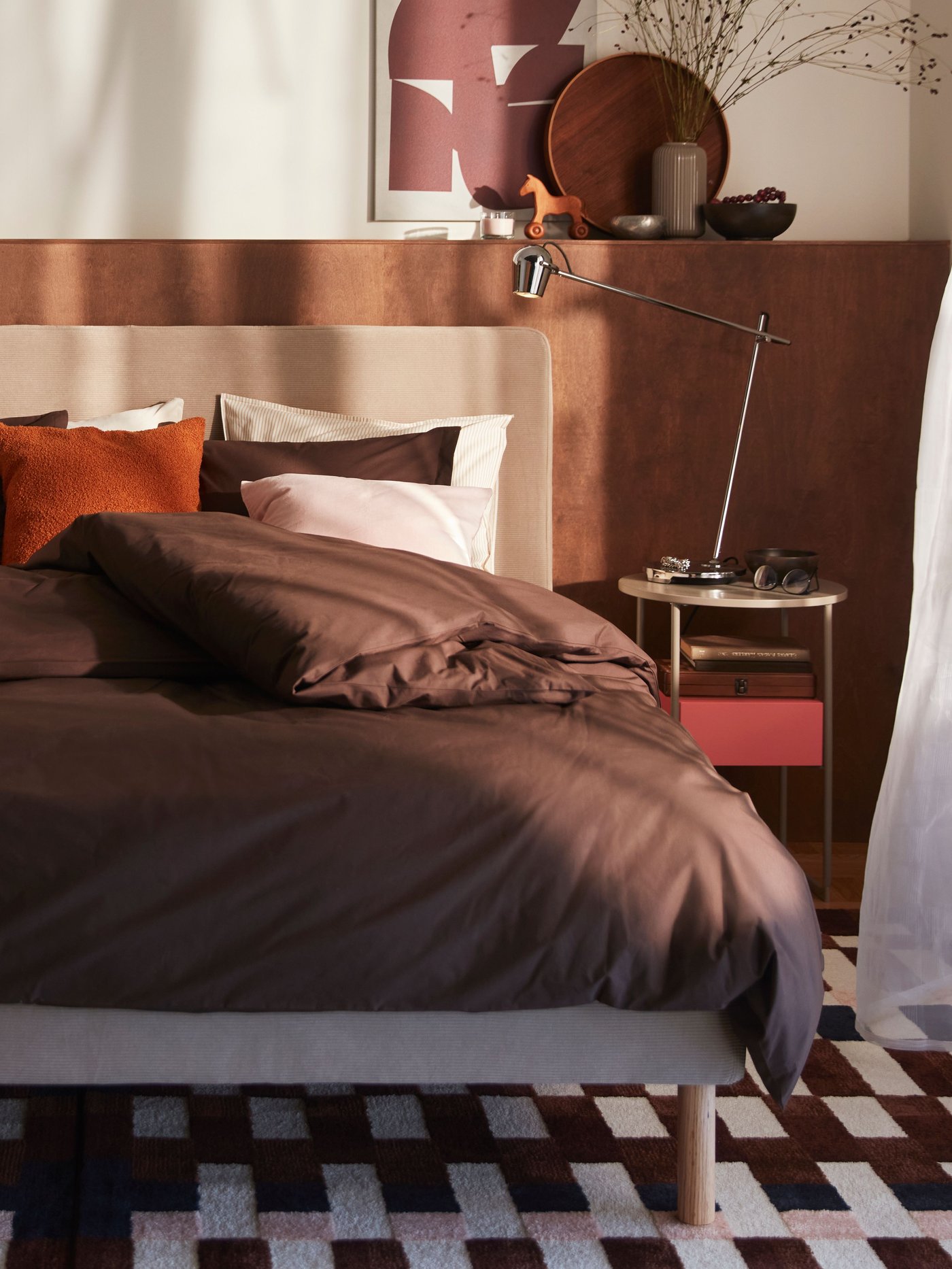 Funda de duvet ÄNGSLILJA café claro y una almohada en una recámara.