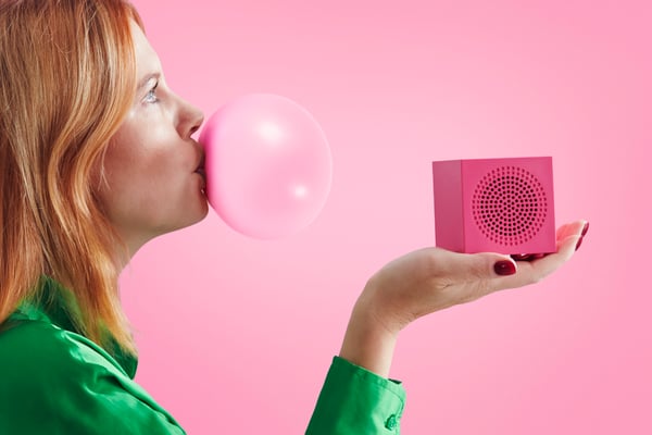 En rosa KALLSUP bærbar Bluetooth-høyttaler.