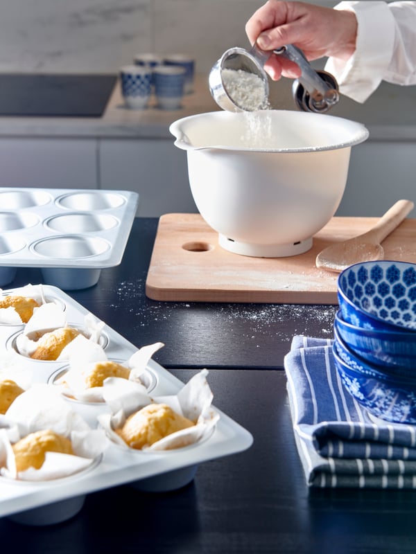 A silver-colour VARDAGEN muffin tin in the kitchen
