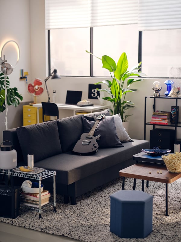 A white VINDUM rug, high pile in the living room