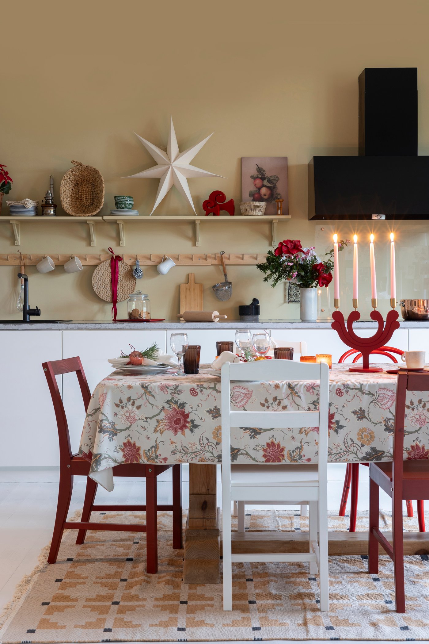 Ein weihnachtlich dekoriertes Esszimmer und im Hintergrund sieht man eine Küchenzeile mit weißen Fronten