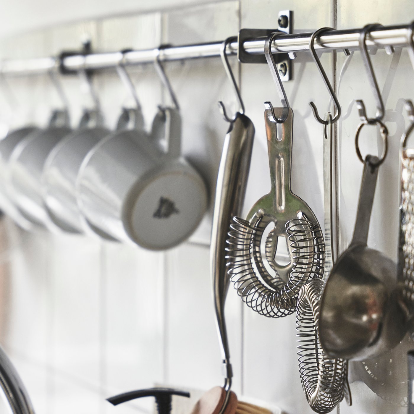 En KUNGSFORS-skena i rostfritt stål