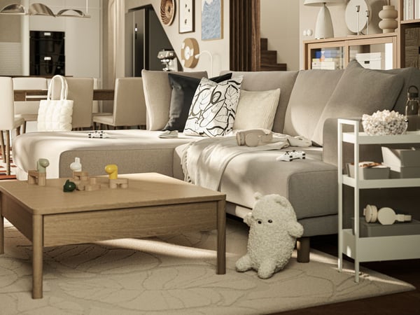 Une housse de coussin SANELA bleu foncé dans le salon