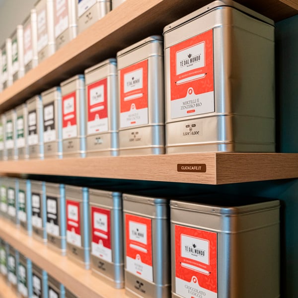 Mensole LACK del Click Cafè con prodotti.