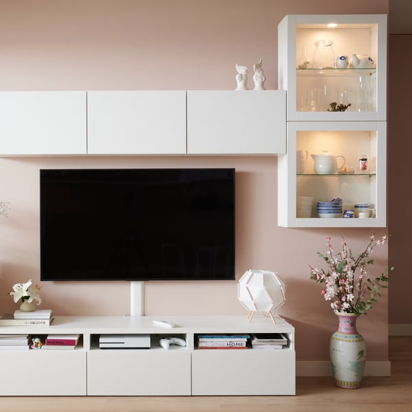 IKEA BESTÅ TV-bänk med väggbeslag för vägghängd TV.