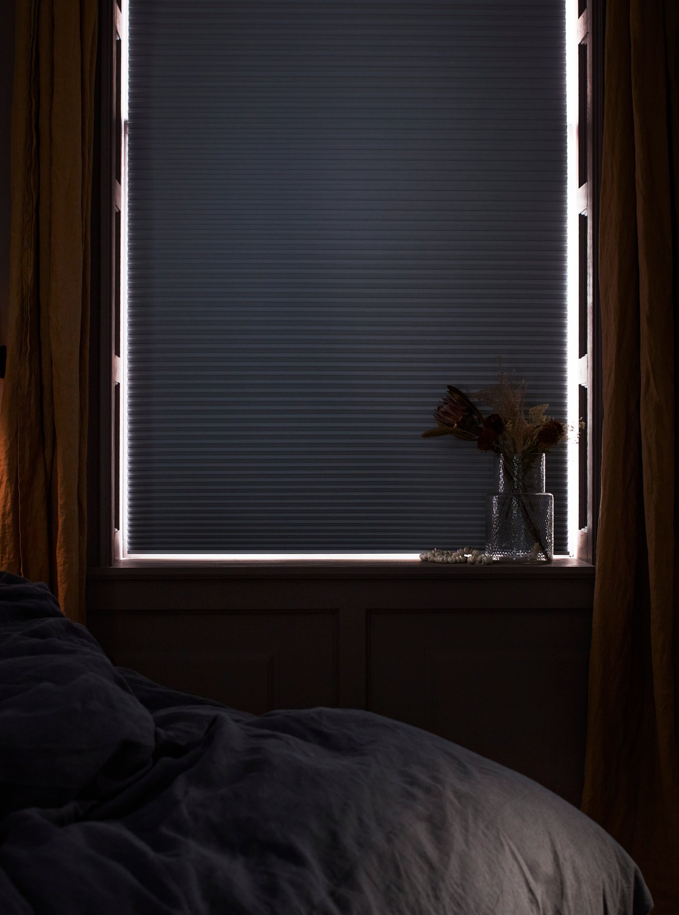 ستارة ذكية TREDANSEN معتمة لاسلكية/ تعمل بالبطارية تنزل للأسفل لتغطي النافذة بأكملها.