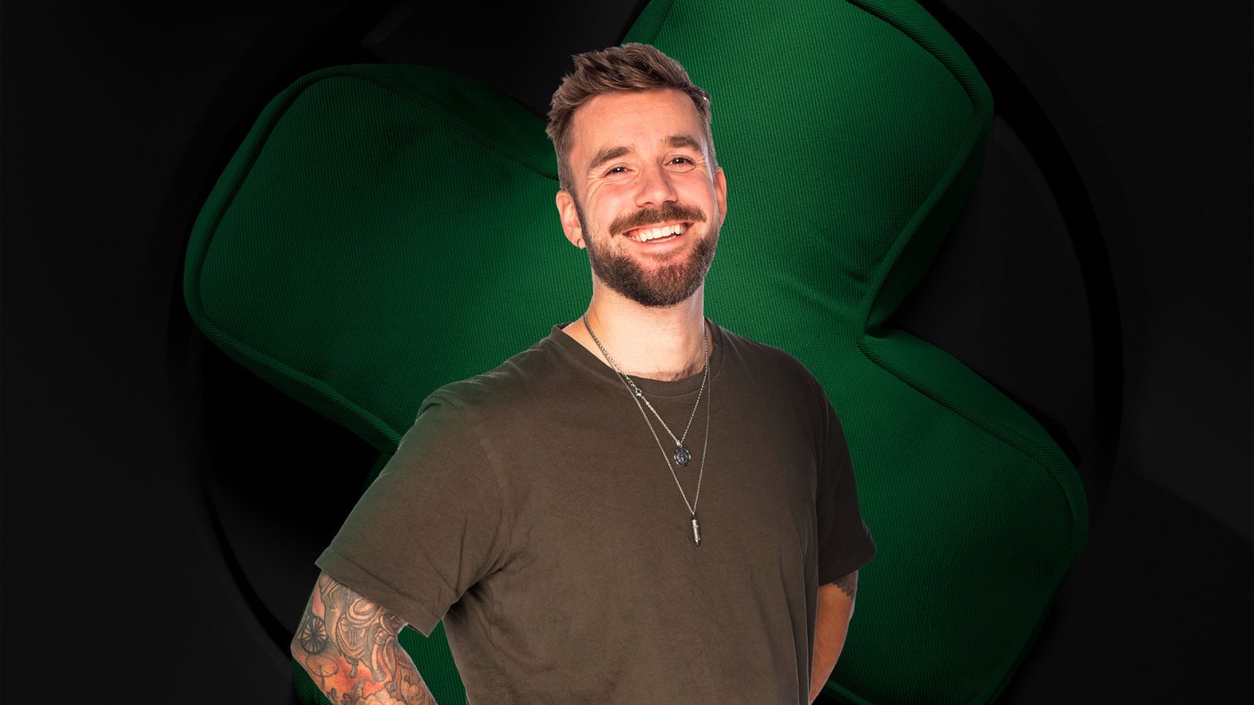 Stian Blipp in front of a banner with YXSTABY.