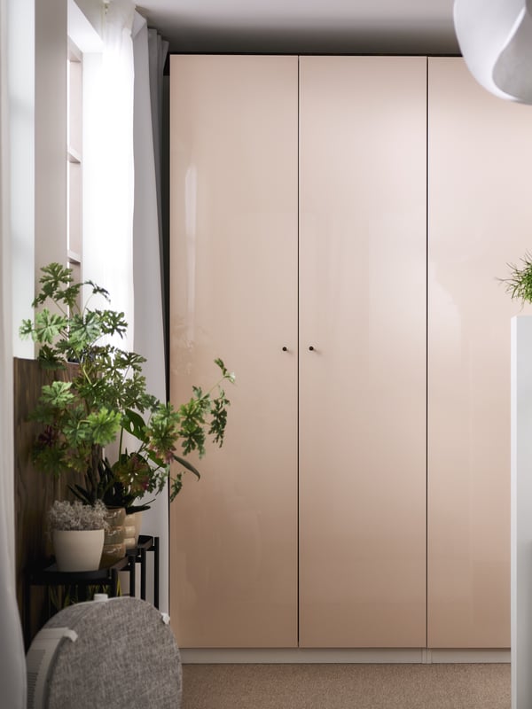 A high-gloss light orange FARDAL door