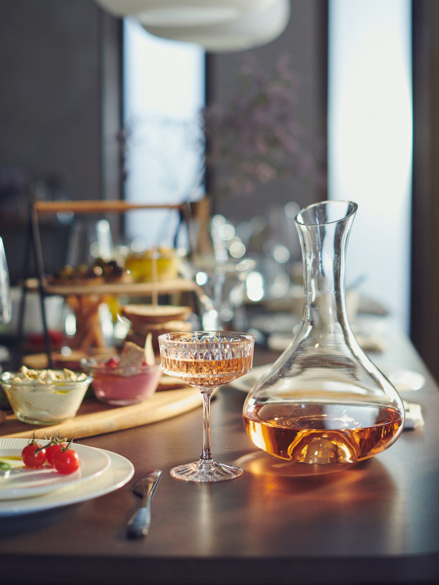 Eine klare STORSINT Karaffe auf einem Tisch.