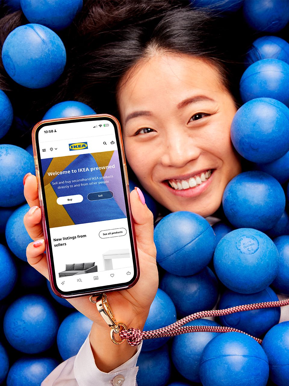 Smartphone mit geöffneter IKEA Shopping App vor blauem Hintergrund – Favoriten verwalten und Produkte unterwegs finden.