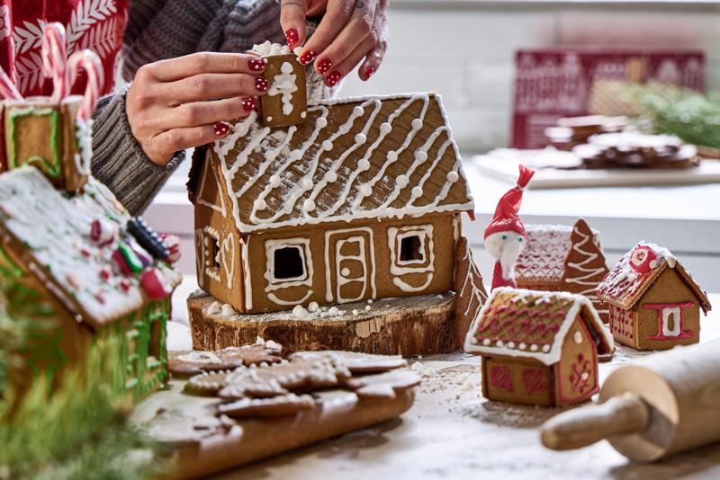 Maison de pain d’épices traditionnelle avec toît glacé et friandises