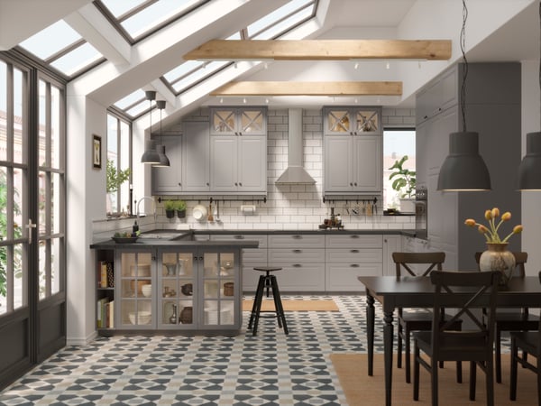 Une porte BODBYN grise dans la cuisine