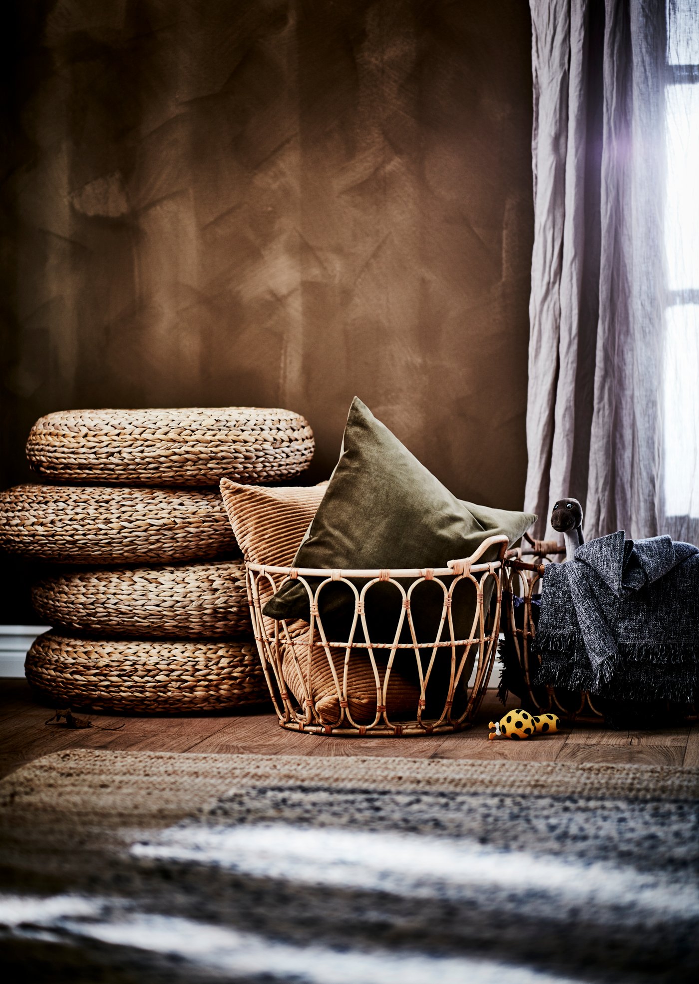 Košara, zapolnjena z blazinami.