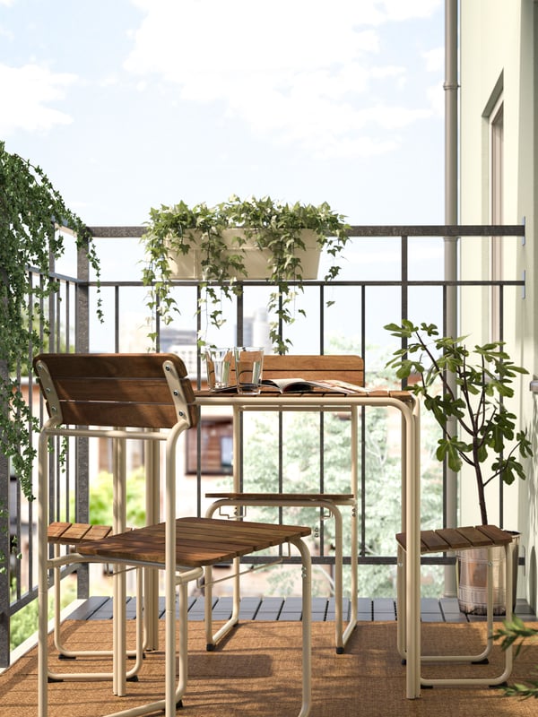 Mesa de comedor FURUÖN marrón/exterior con 2 sillas y 2 reposapiés
